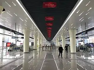 富阳客运中心站采用点状LED灯饰组合成流星雨状，增强浪漫感受。