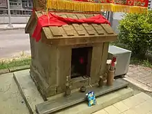 放在祠前的滿天星。上下對聯為「福添沾厚澤」、「神佑慶長春」。