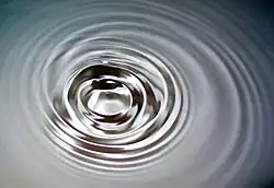 液体流之科学可视化：水中的表面波