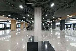 博览中心站使用各类石材模拟沙漠与流水，揭示了古时丝绸之路与文化博览之间的关系。