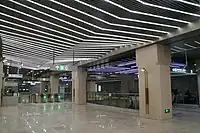 丰北站以紫色的波浪状吊顶，及左右不对称白色的线性射灯模拟钱塘江的潮水。