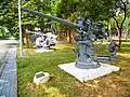 固定於成功嶺展示的海軍Mk22艦炮（英语：），旁為海軍波佛斯40公釐高射砲