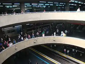 主教座堂站內的挑高圓形天井（英语：），從地下1層的大廳貫通至地下3層的1號線月台，中間則為地下2層的3號線月台