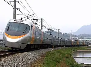 路線：予讚線觀音寺站附近列車：JR四國8000系電聯車--潮風號