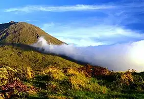 岛上某处，云层接近山顶