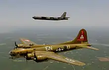 2006年一次紀念性飛行中一架B-17伴隨一架B-52同溫層堡壘轟炸機並肩飛行