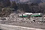 其中1列2輛編成的Kiha40系列車，被海嘯推至車站外200m，當中1節（左上角方）更被推上至1個墓園上。