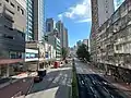 2022年的青山公路－荃灣段，近中染大廈