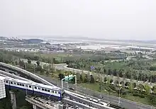 一列前往鱼洞的3号线列车驶出碧津站