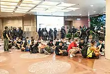 晚上7時30分左右，警方包圍時代廣場，地下有蓋廣場有大量市民被捕。