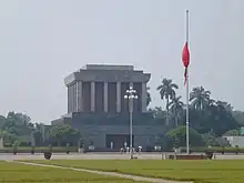为悼念武元甲，河内巴亭广场上的越南国旗降半旗。