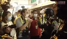警方行動期間多次阻礙現場記者拍攝，並指罵他們