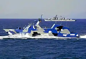 解放軍海军022型导弹艇与后方的“西宁”号驱逐舰（阅兵现场照片）