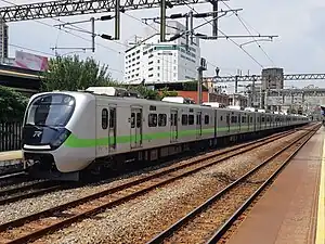 EMU900停靠新竹車站
