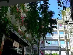 B栋楼底天井，左下角为悠然亭