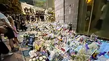 香港人在英國駐香港總領事館外悼念