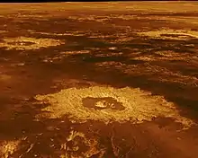 T金星平原呈现红色和金色轮廓,撞击坑在地表留下金色的圆环。