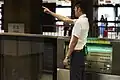 台灣高鐵臺北車站站務員，於列車進站前的指差確認