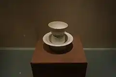 北宋湖田窑茶托和茶碗，1974年4月海宁硖石镇东山西麓宋墓出土，海宁博物馆藏
