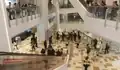 有示威者走入黃大仙中心，用消防喉淋濕地面