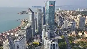 青岛市，位于山东省东南部黄海沿海，山东省最大城市，华东第四大城市，中国第十五大城市。