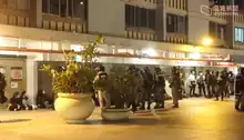 多名年輕街坊在平台被截查，其後被捕