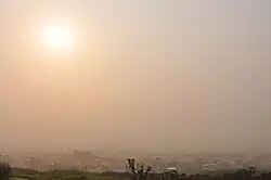 2010年受到中國大陸沙塵暴影響下的臺中海線地區，平常可見的臺中火力發電廠大煙囪已不復見，能見度大約一公里左右。