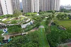 邨內庭園式的綠化公園，綠化比例多達43%；圖為兒童遊樂場、有蓋行人通道及健體區