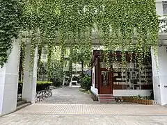 B栋楼底天井，前方是书苑悦·读吧和悠然亭