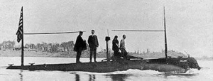 美國海軍在1900年從平民設計師約翰·荷蘭（英语：）購入了荷蘭號潛艇（英语：），使之成為海軍第一艘現役潛艇。為答謝荷蘭，海軍部長保留了「荷蘭」的艦名，使之成為1814年後第一艘以「生者命名」的軍艦。不過嚴格而言，荷蘭號的命名者並非美國海軍，而是荷蘭本人。