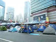工黨、民主黨、公民黨、職工盟、社民連和人民力量的旗幟在雨傘廣場飄揚