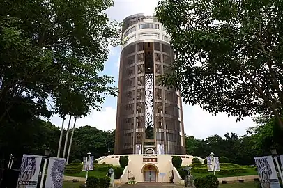 射日塔為一座高62公尺的塔式建築，共12層，由國立成功大學建築系教授林憲德與卓建光建築師事務所共同規劃設計。