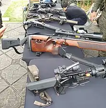 由除暴特勤隊所使用之武器,上到下分別為mp5,daniel defence mk18,Remington Model 870,SIG SSG 2000,m4 carin