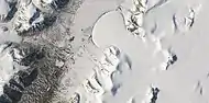 陆地8号卫星拍摄的地球北极圈象脚冰川中的罗默湖，该照片显示了数条冰川，其形状与火星上许多被认为也是冰川的特征相同。