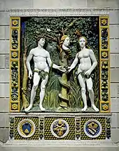 这件乔瓦尼·德拉·罗比亚工作室（Giovanni della Robbia）的作品中的蛇，有着一张类似于夏娃的女人脸。